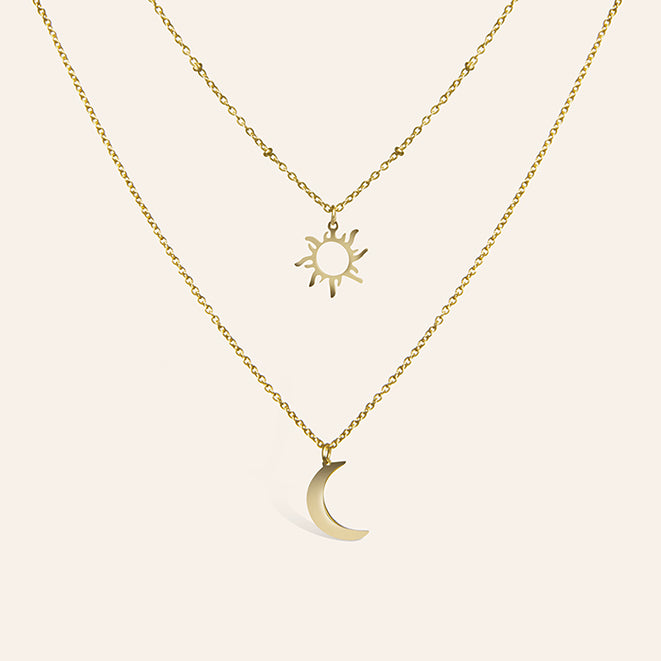 Gouden dubbele ketting met zon en maan symbolen – Lola van Amberz.