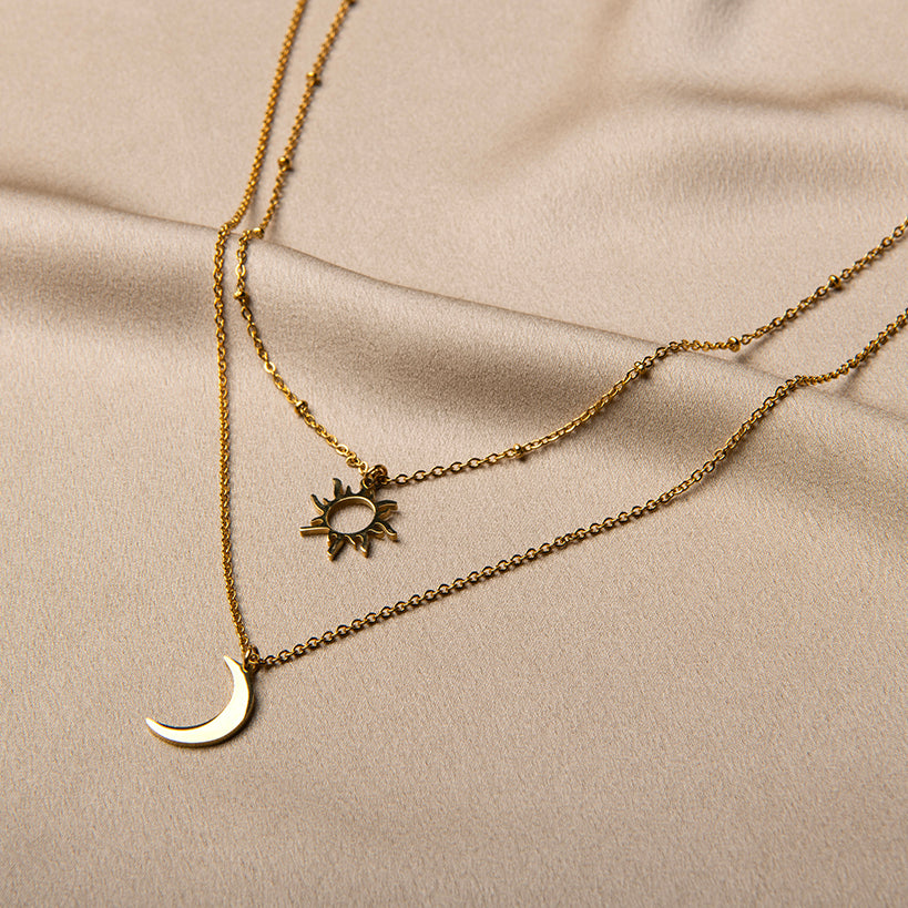 Gouden dubbele ketting met zon en maan symbolen – Lola van Amberz.