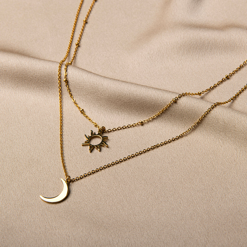 Gouden dubbele ketting met zon en maan symbolen – Lola van Amberz.