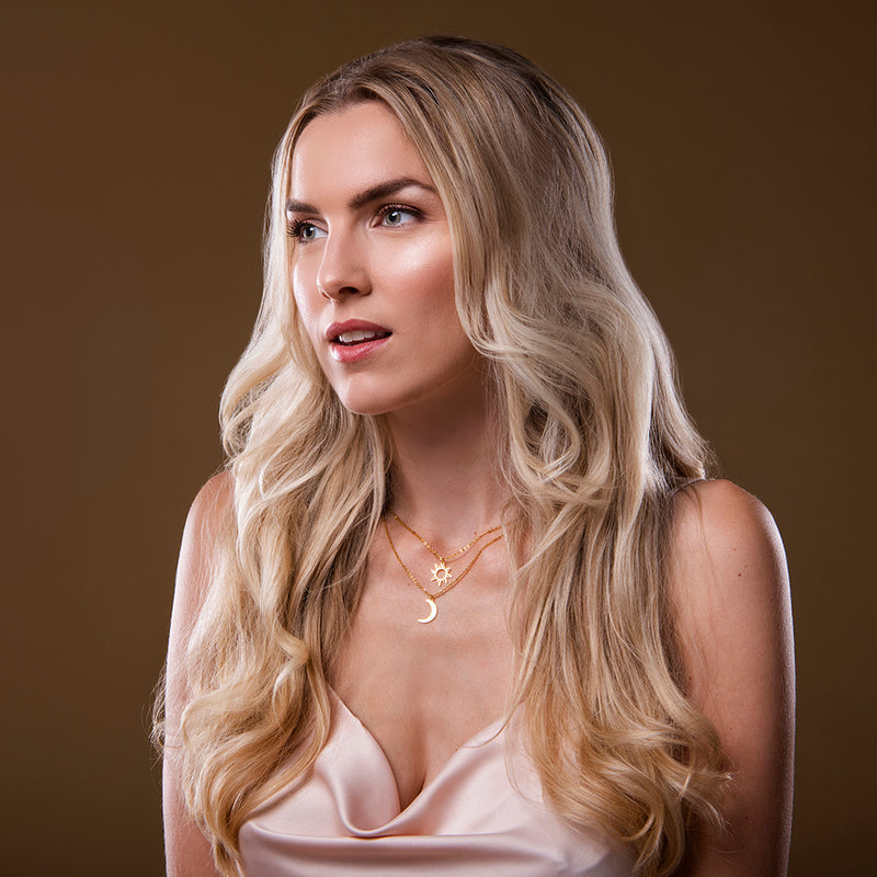 Gouden dubbele ketting met zon en maan symbolen – Lola van Amberz.