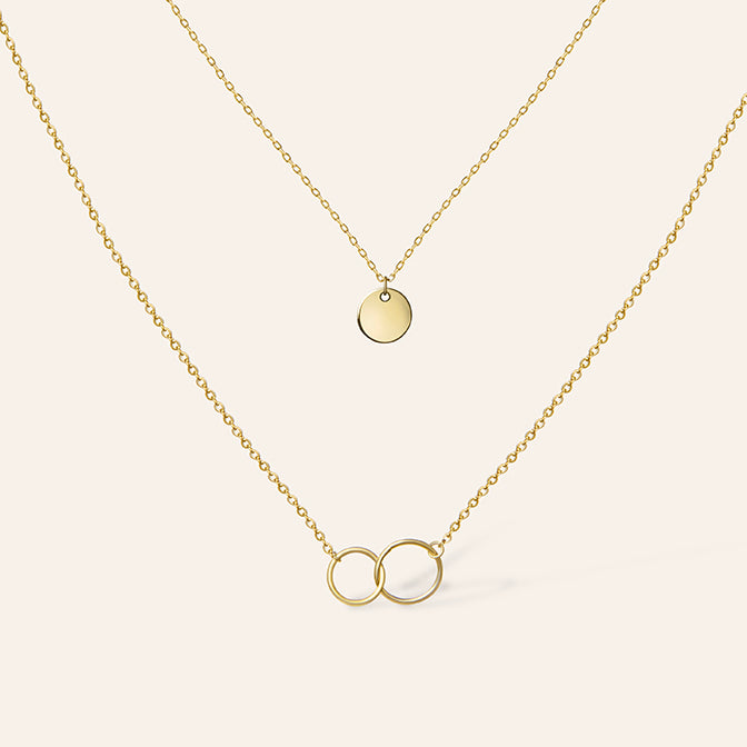 Dubbele gouden ketting dames met cirkelhanger en verbonden ringen – Mandy van Amberz