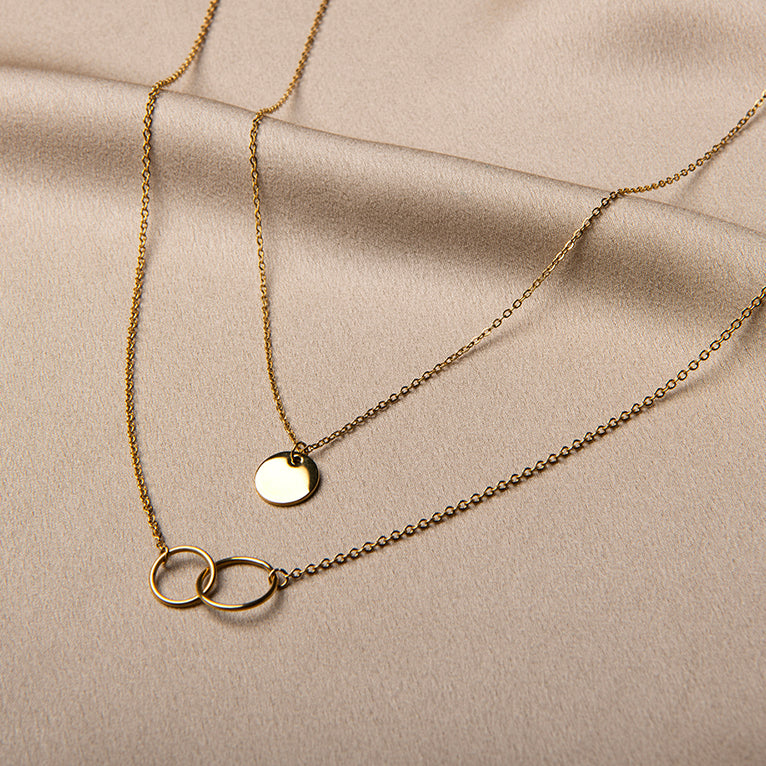 Dubbele gouden ketting dames met cirkelhanger en verbonden ringen – Mandy van Amberz
