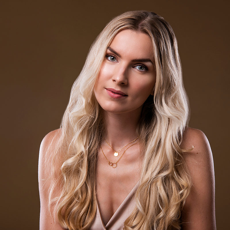 Dubbele gouden ketting dames met cirkelhanger en verbonden ringen – Mandy van Amberz