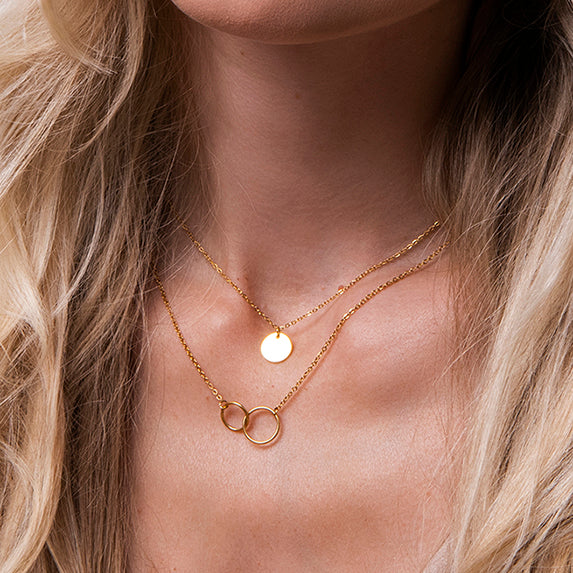 Dubbele gouden ketting dames met cirkelhanger en verbonden ringen – Mandy van Amberz