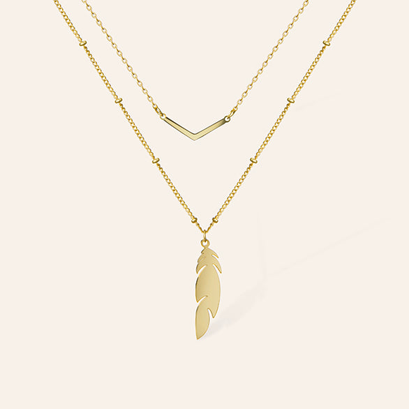 Gelaagde vergulde ketting met V-detail en veerhanger – Mari van Amberz, waterproof en hypoallergeen