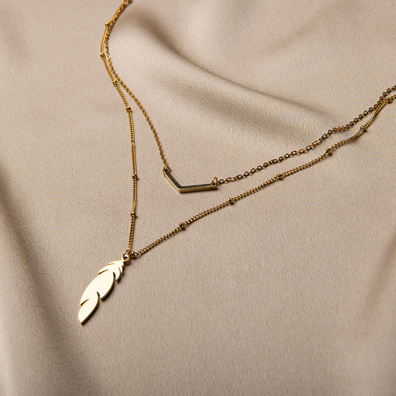 Gelaagde vergulde ketting met V-detail en veerhanger – Mari van Amberz, waterproof en hypoallergeen