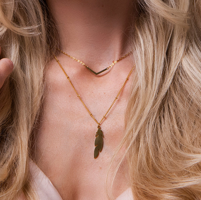Gelaagde vergulde ketting met V-detail en veerhanger – Mari van Amberz, waterproof en hypoallergeen