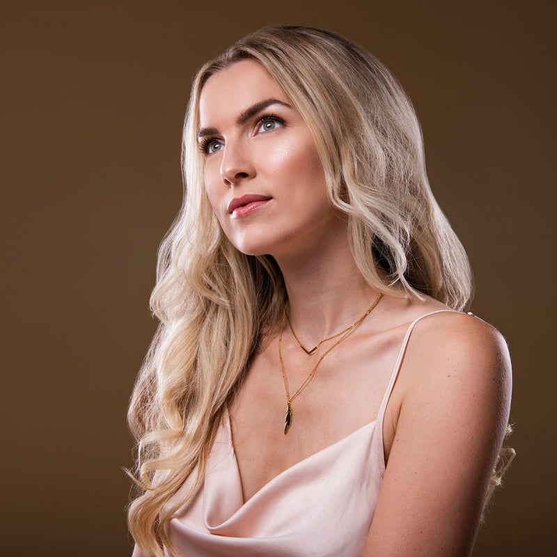 Gelaagde vergulde ketting met V-detail en veerhanger – Mari van Amberz, waterproof en hypoallergeen