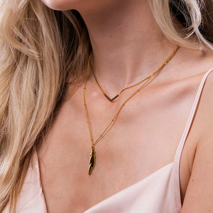 Gelaagde vergulde ketting met V-detail en veerhanger – Mari van Amberz, waterproof en hypoallergeen