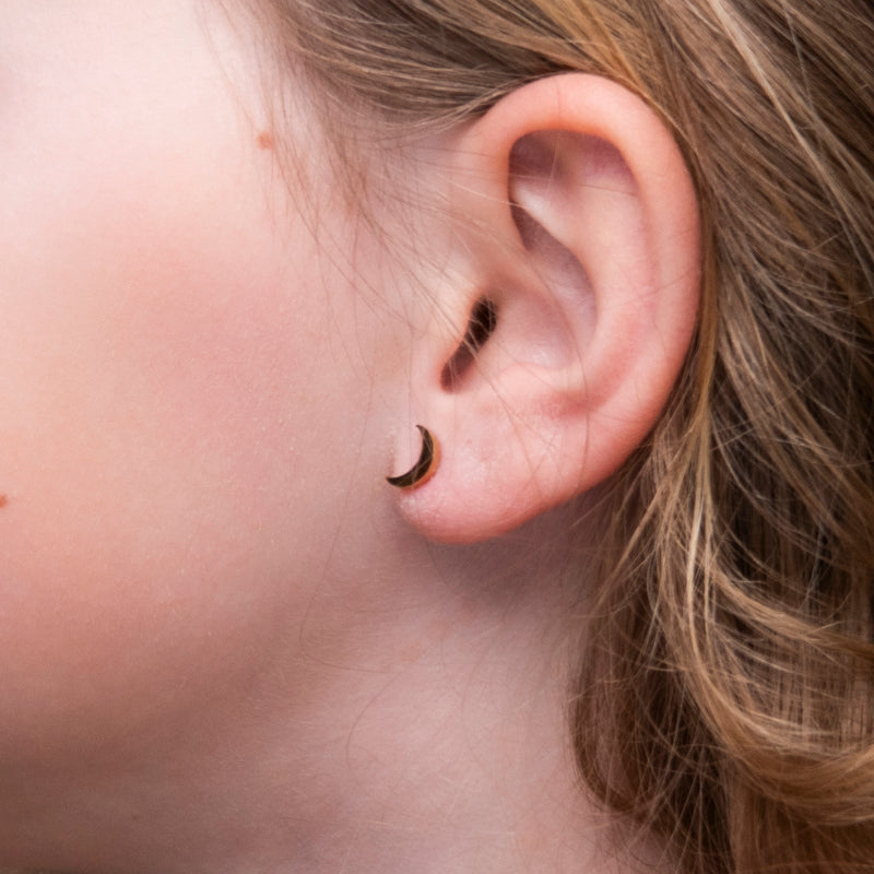 Gouden kinderoorbellen halve maan – Mini Luna van Amberz