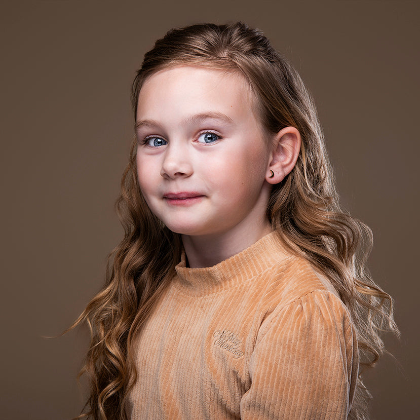 Gouden kinderoorbellen halve maan – Mini Luna van Amberz
