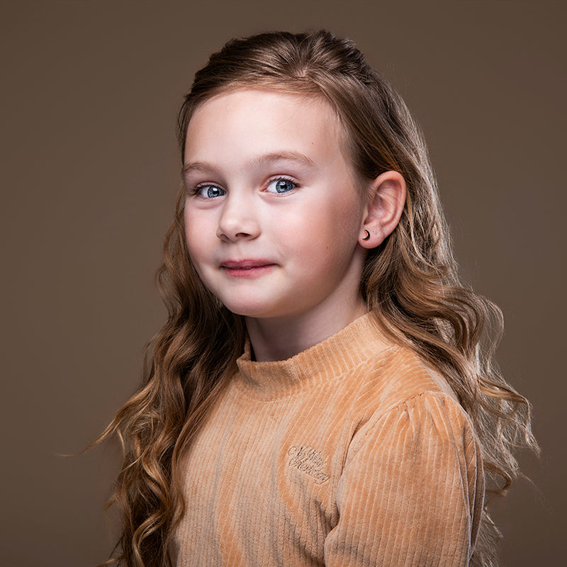 Gouden kinderoorbellen halve maan – Mini Luna van Amberz
