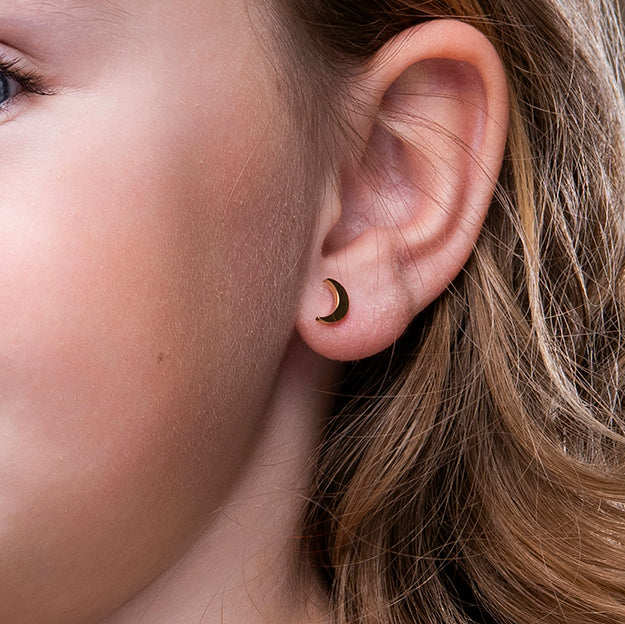 Gouden kinderoorbellen halve maan – Mini Luna van Amberz