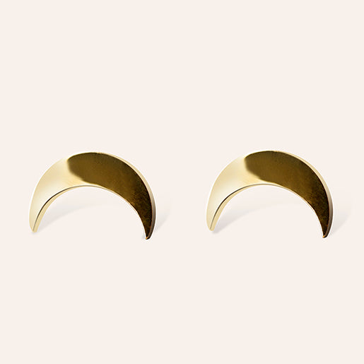 Gouden oorbellen in halve maan vorm – moon studs van Amberz.