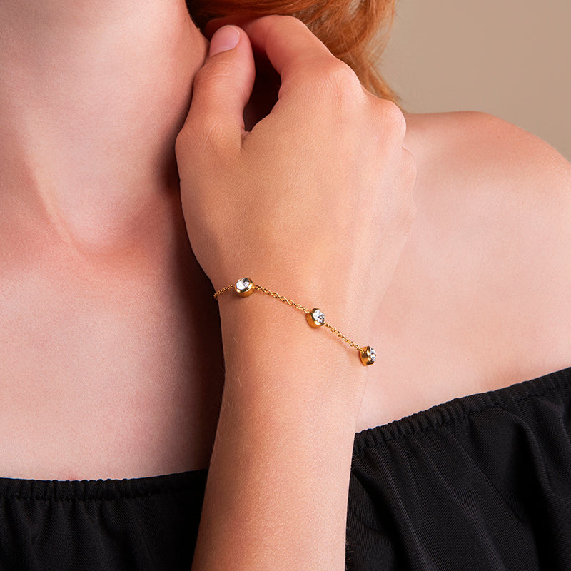 gouden armband met drie zirkonia steentjes – minimalistisch, waterproof en hypoallergeen