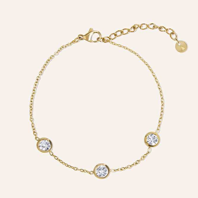 gouden armband met drie zirkonia steentjes – minimalistisch, waterproof en hypoallergeen