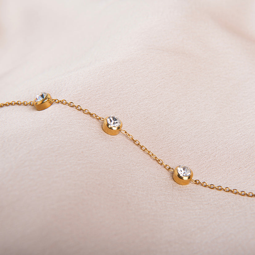 gouden armband met drie zirkonia steentjes – minimalistisch, waterproof en hypoallergeen