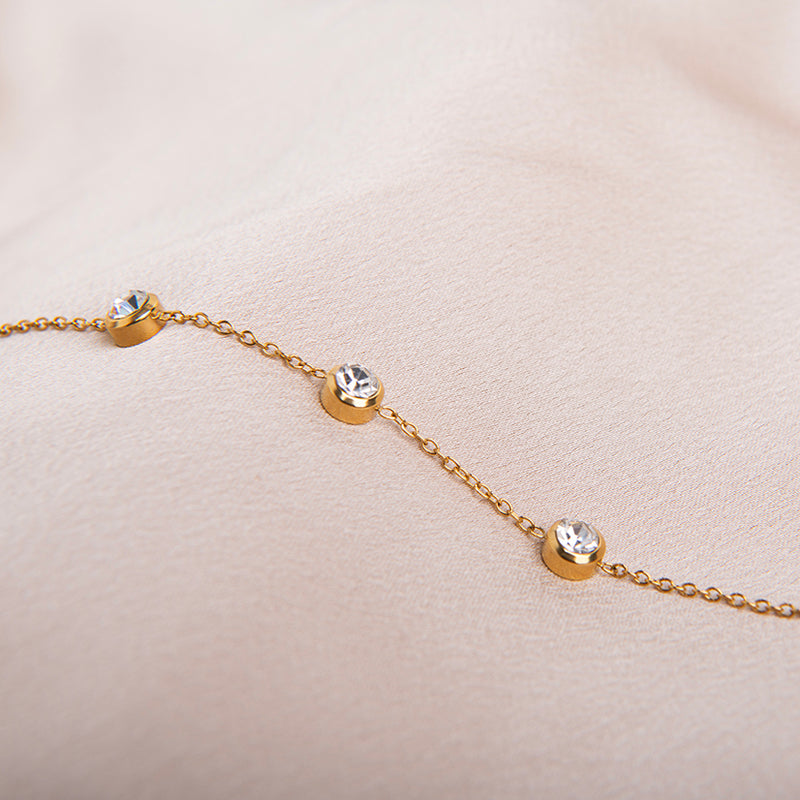 gouden armband met drie zirkonia steentjes – minimalistisch, waterproof en hypoallergeen