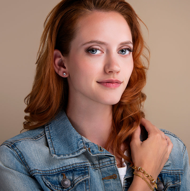 minimalistische gouden oorknopjes met heldere zirkonia steen – klassiek en duurzaam