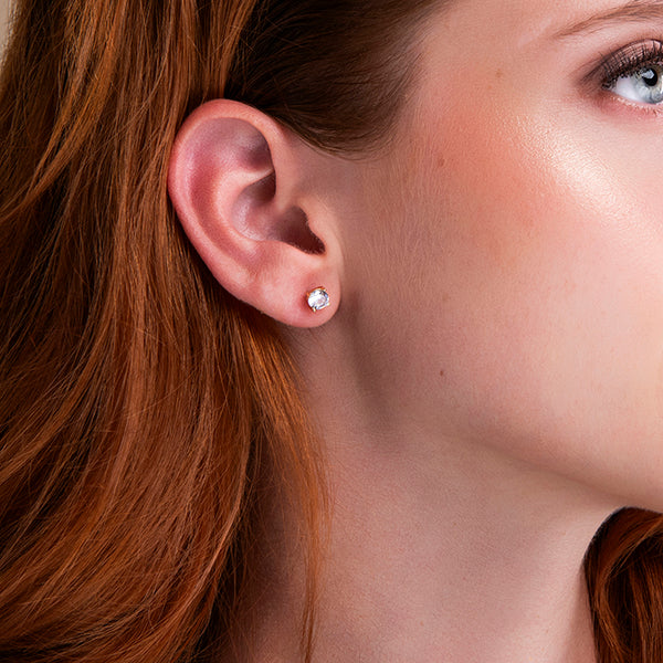 minimalistische gouden oorknopjes met heldere zirkonia steen – klassiek en duurzaam