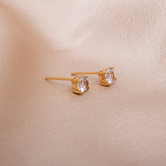 minimalistische gouden oorknopjes met heldere zirkonia steen – klassiek en duurzaam