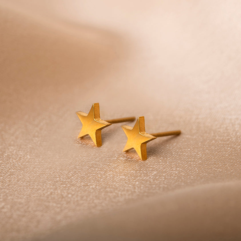 Gouden oorringen met ster bedels – ster studs van Amberz.
