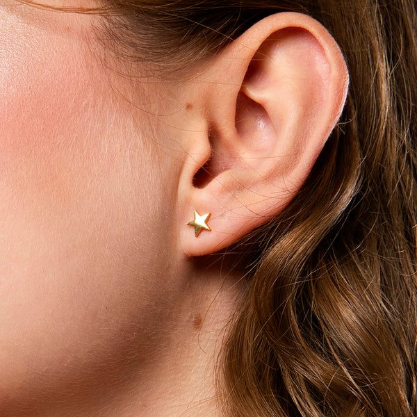 Gouden oorringen met ster bedels – ster studs van Amberz.