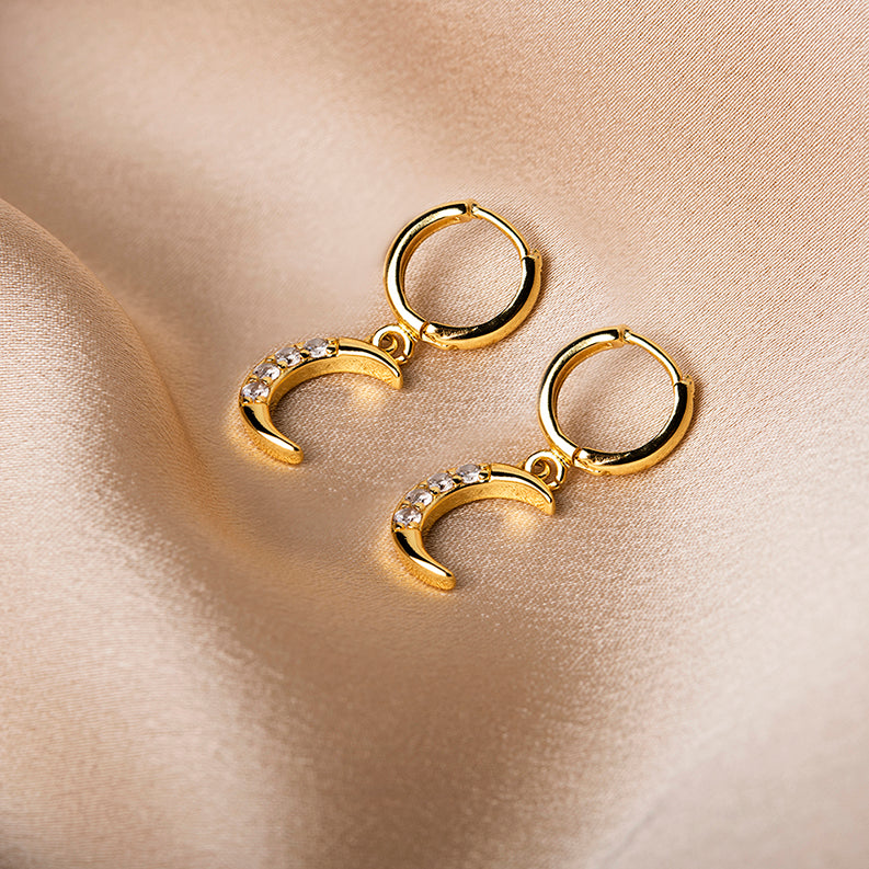 Gouden oorbellen in halve maan vorm – SoLuna van Amberz.