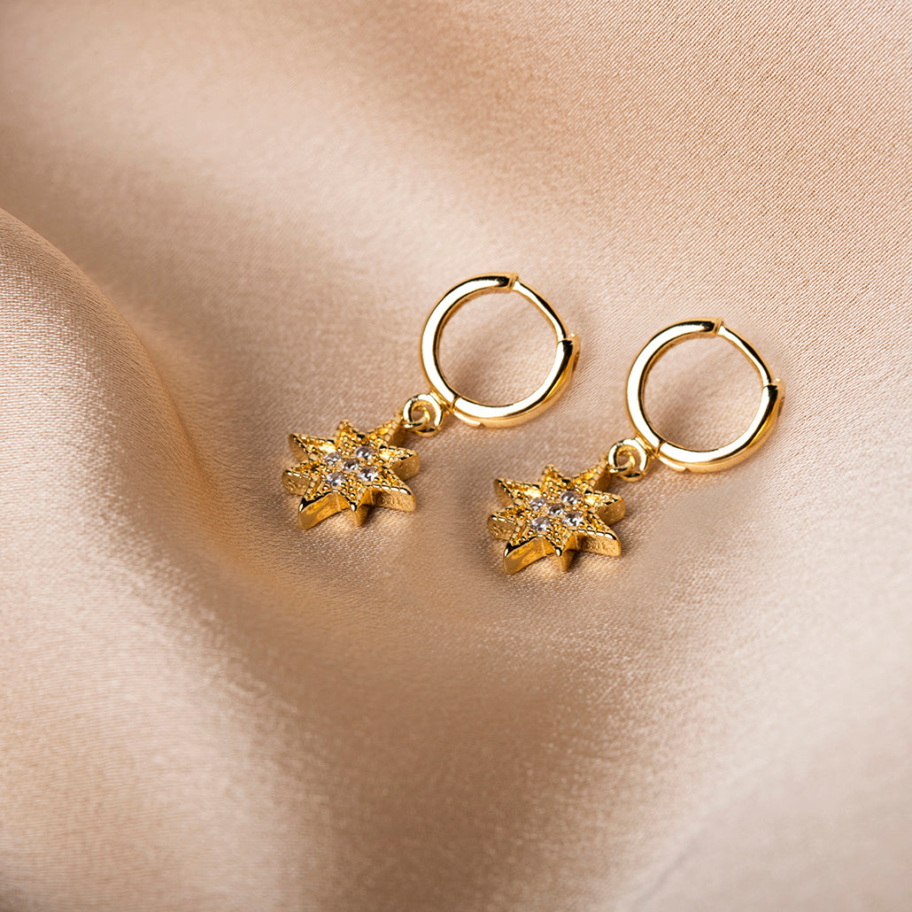 Gouden oorbellen in halve maan vorm – SoLuna van Amberz.