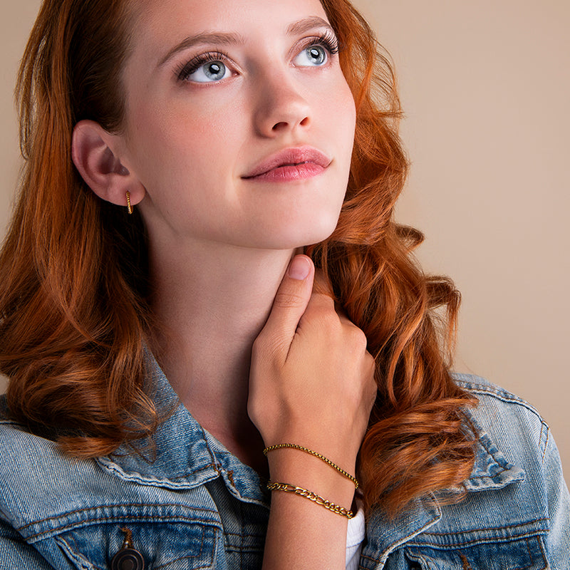 set van twee gouden armbanden – een grove schakelarmband en een gedraaide touwarmband, waterproof en duurzaam