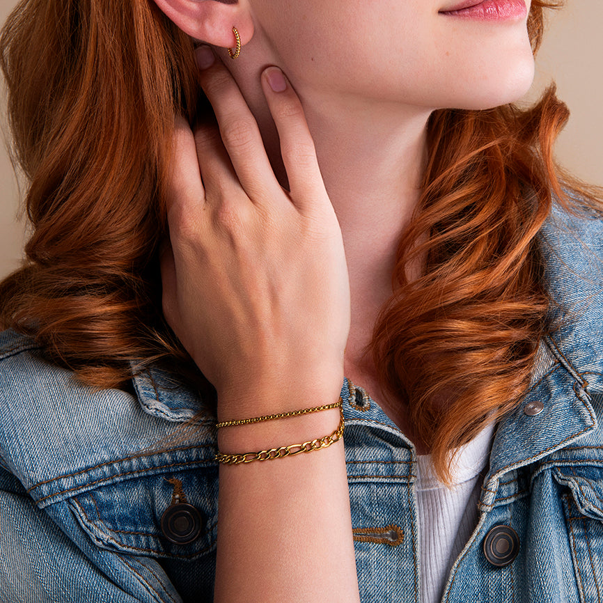 set van twee gouden armbanden – een grove schakelarmband en een gedraaide touwarmband, waterproof en duurzaam