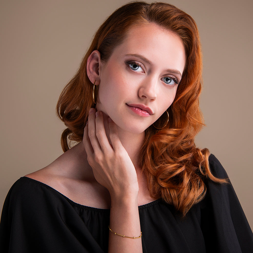 amberz gouden oorringen – minimalistische hoops van verguld roestvrij staal, tijdloos en waterproof