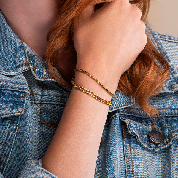 set van twee gouden armbanden – een grove schakelarmband en een gedraaide touwarmband, waterproof en duurzaam