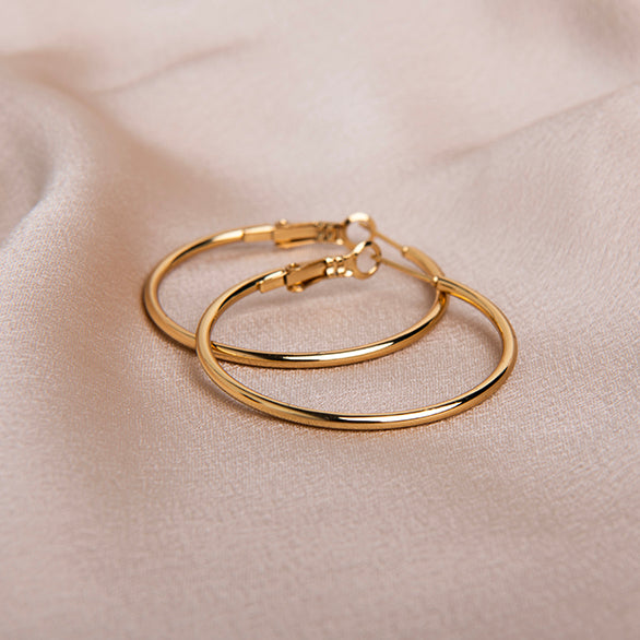 amberz gouden oorringen – minimalistische hoops van verguld roestvrij staal, tijdloos en waterproof