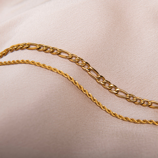 set van twee gouden armbanden – een grove schakelarmband en een gedraaide touwarmband, waterproof en duurzaam