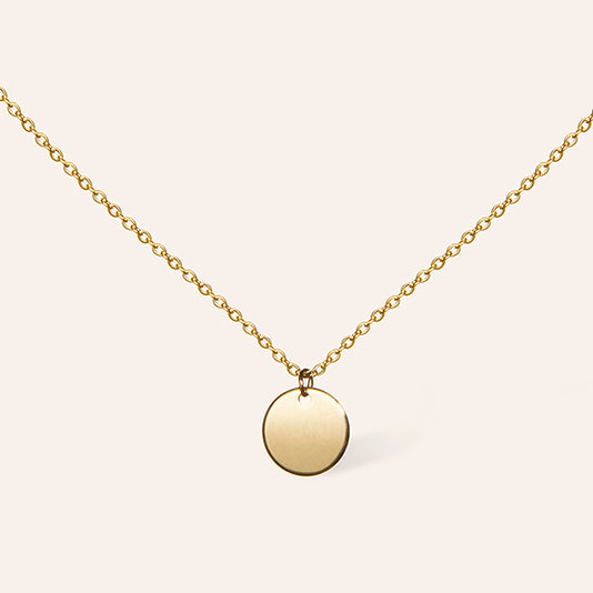 Gouden ketting met ronde munt hanger – Sandra van Amberz.