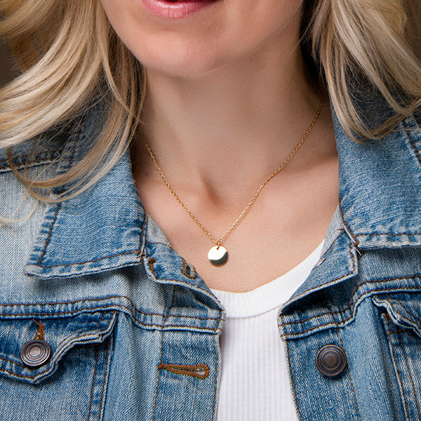 Gouden ketting met ronde munt hanger – Sandra van Amberz.