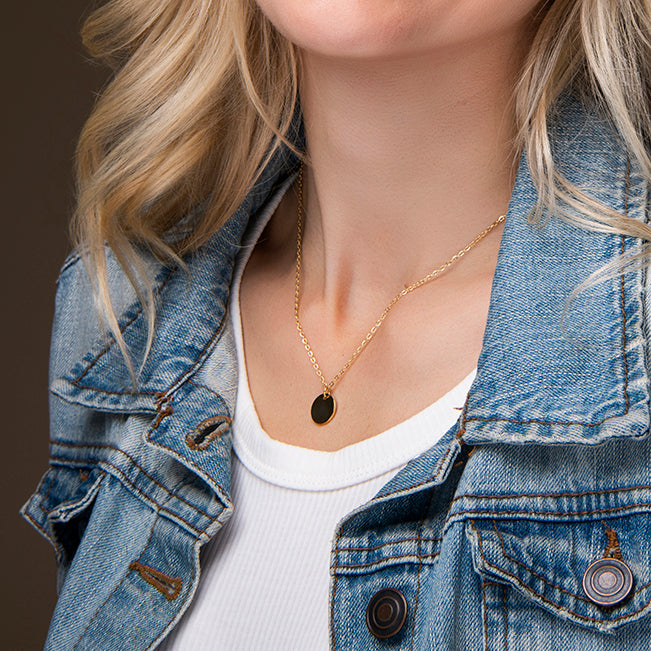 Gouden ketting met ronde munt hanger – Sandra van Amberz.