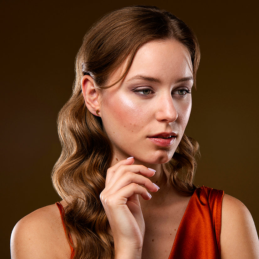Gouden oorbellen in halve maan vorm – moon studs van Amberz.
