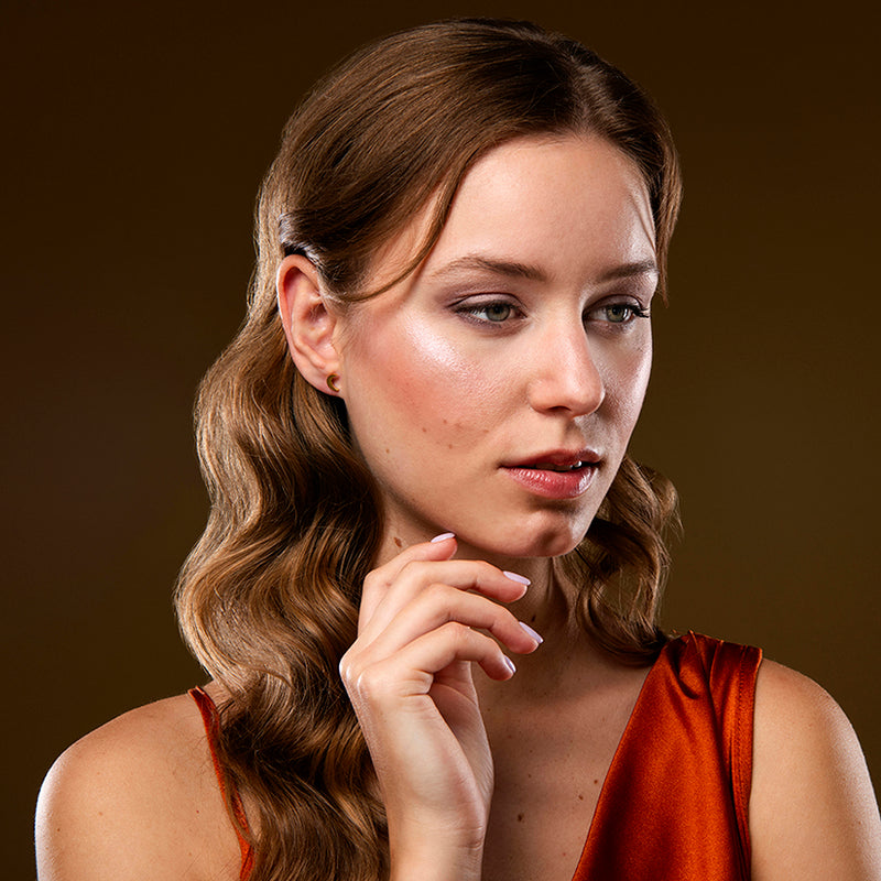 Gouden oorbellen in halve maan vorm – moon studs van Amberz.