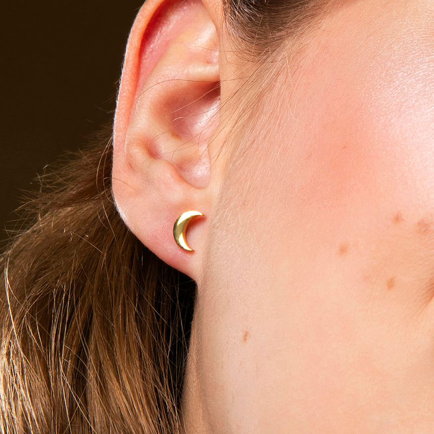 Gouden oorbellen in halve maan vorm – moon studs van Amberz.