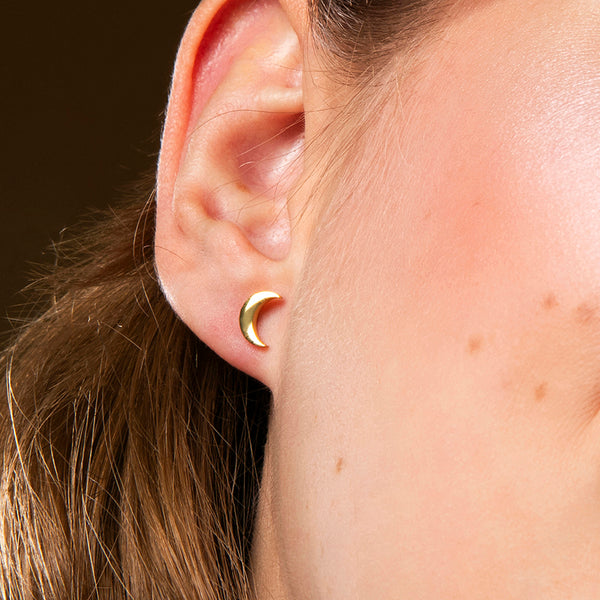 Gouden oorbellen in halve maan vorm – moon studs van Amberz.