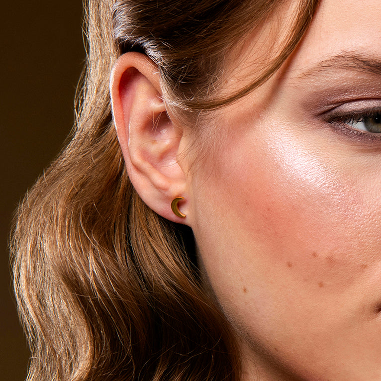 Gouden oorbellen in halve maan vorm – moon studs van Amberz.