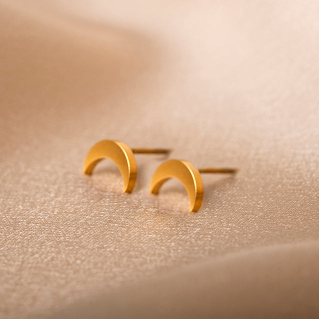 Gouden oorbellen in halve maan vorm – moon studs van Amberz.