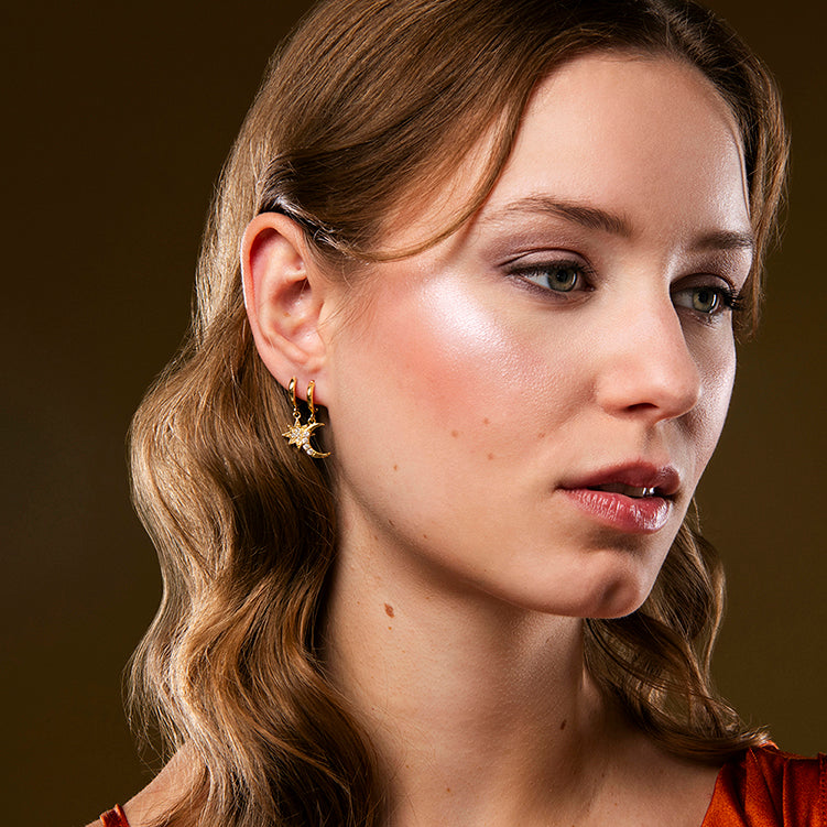 Gouden oorbellen in halve maan vorm – SoLuna van Amberz.