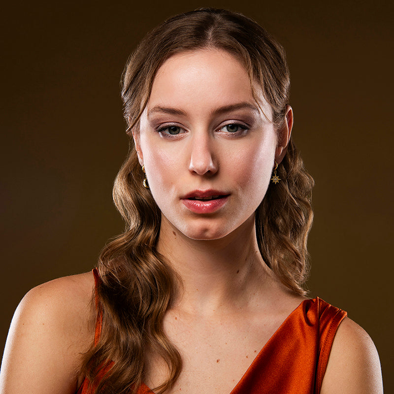 Gouden oorbellen in halve maan vorm – SoLuna van Amberz.