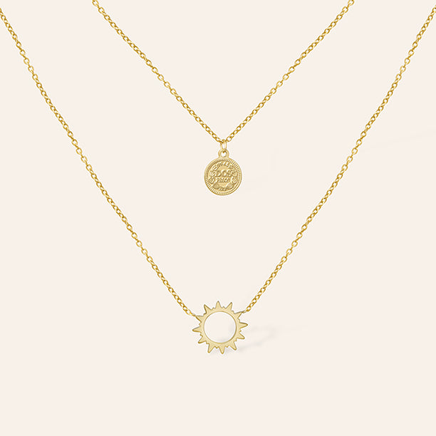 Gelaagde gouden ketting met zon hanger en muntje – Sophia van Amberz.