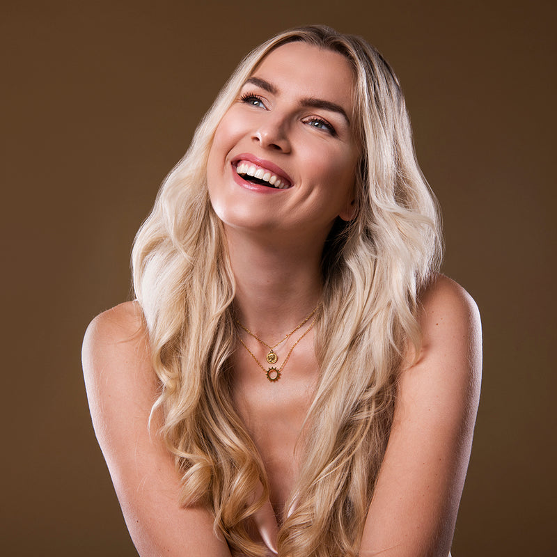 Gelaagde gouden ketting met zon hanger en muntje – Sophia van Amberz.