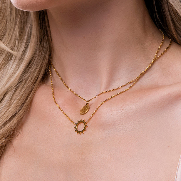 Gelaagde gouden ketting met zon hanger en muntje – Sophia van Amberz.