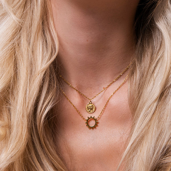 Gelaagde gouden ketting met zon hanger en muntje – Sophia van Amberz.
